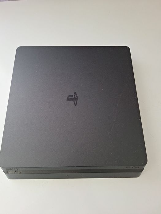 PS4 с кабелем HDMI