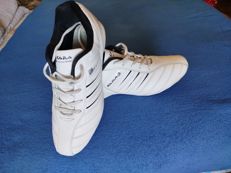 Обувь продам кроссовки