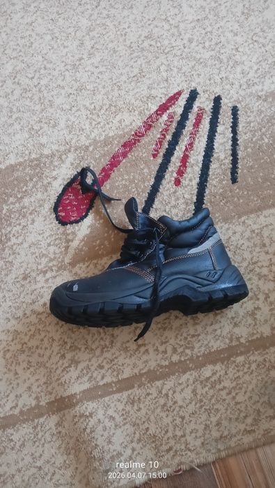 Продам ботинки .