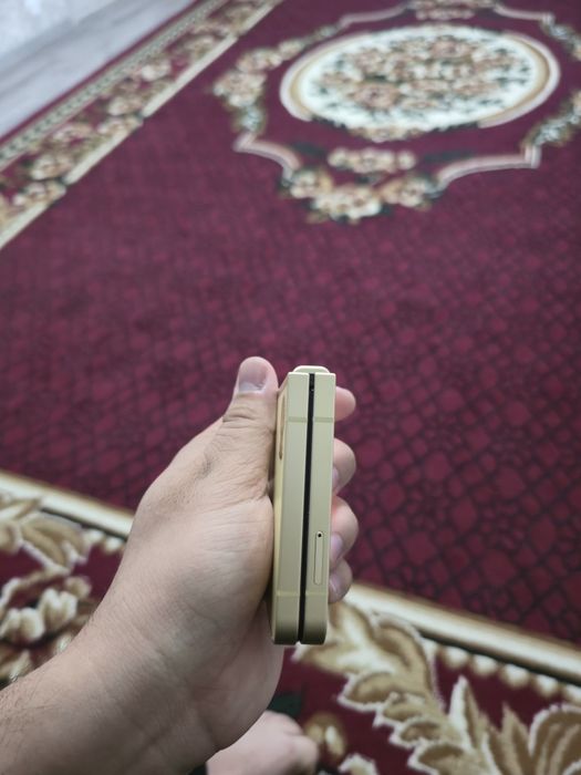 Samsung z flip 6 12/256 pamit qiz bola tutgan xolati yangi