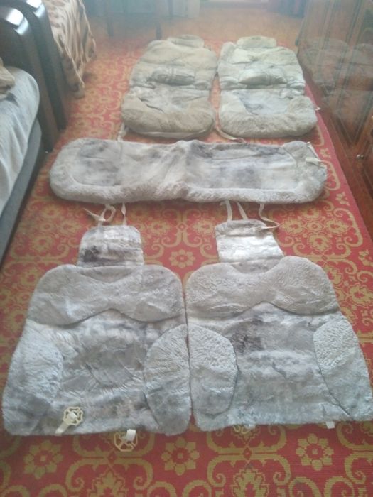 Продам комплект авто чехлов на сиденья.