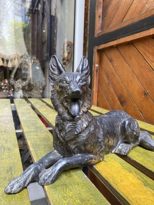 Бронзова статуетка на куче