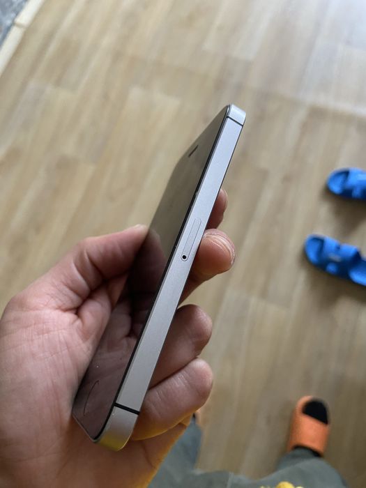 Продам Iphone SE состояние как новый