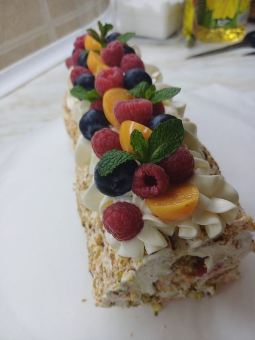 Торты и пирожные для кафе и ресторанов ,торты на заказ