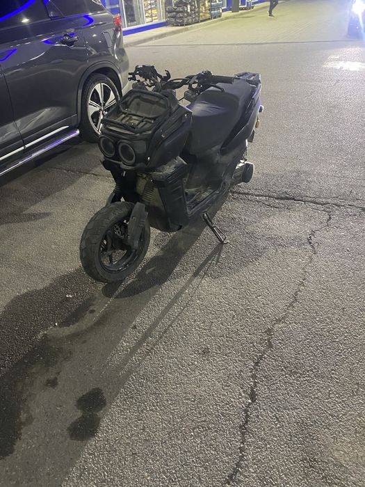 Мопед на ходу ..