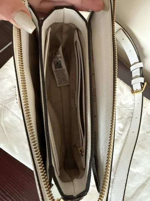Бяла чанта Guess