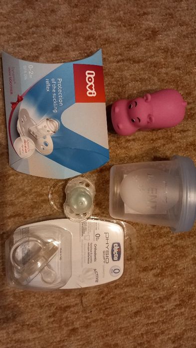 Нови козирка за баня,залъгалки за бебе,розово гумено хипопотамче и др.