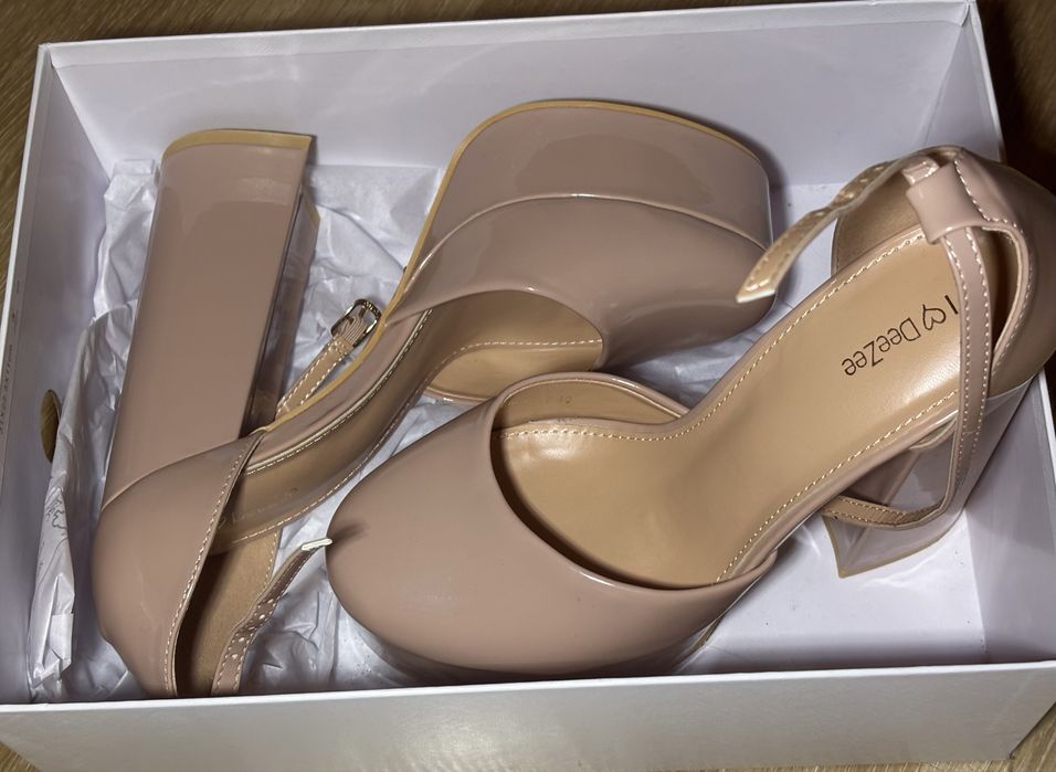 Дамски обувки на висок ток