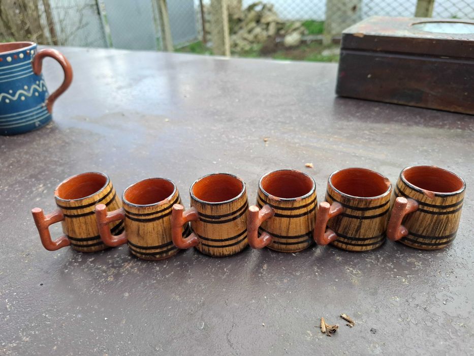 Глинени съдове и чаши