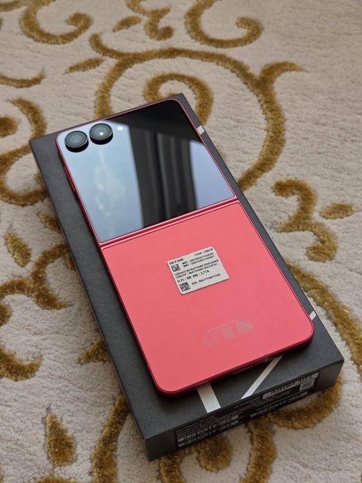 Продам Samsung Z Flip 7 12/256 gb red