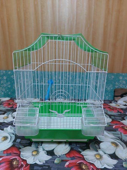 Продам клетку материал металл пластик в отличном состоянии