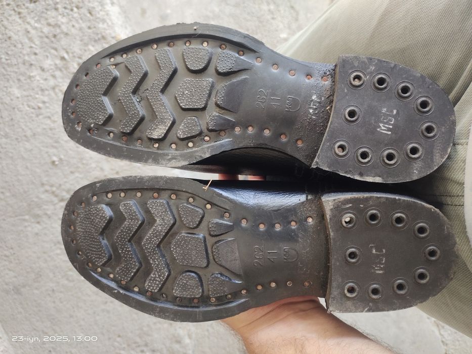 Рассия кирзавой размер  41  сотилади нархи 500.минг нархи  400.минг