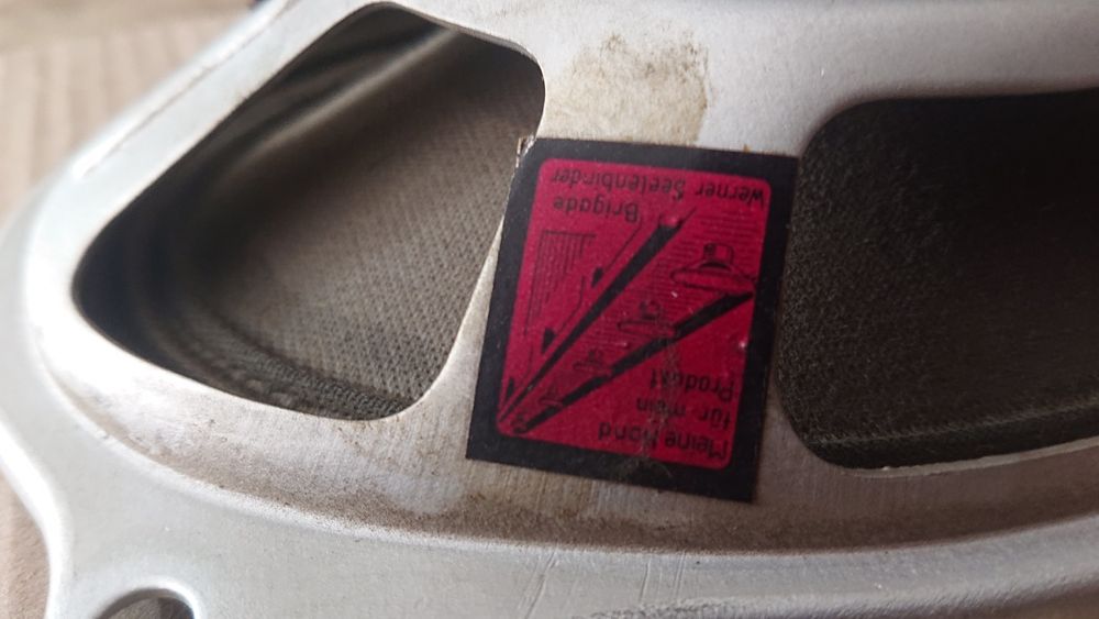 Стар голям висоговорител от лампово радио.