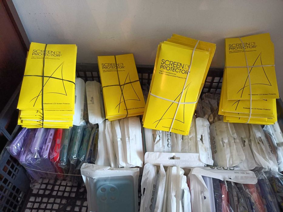 Lot huse pentru telefon si diferite accesorii