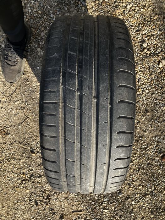Две гуми: 225/40/18 и 255/35/18