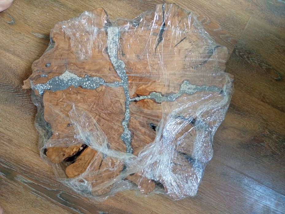 Дървени  масички и каменен  стенен часовник ,може и поотделно