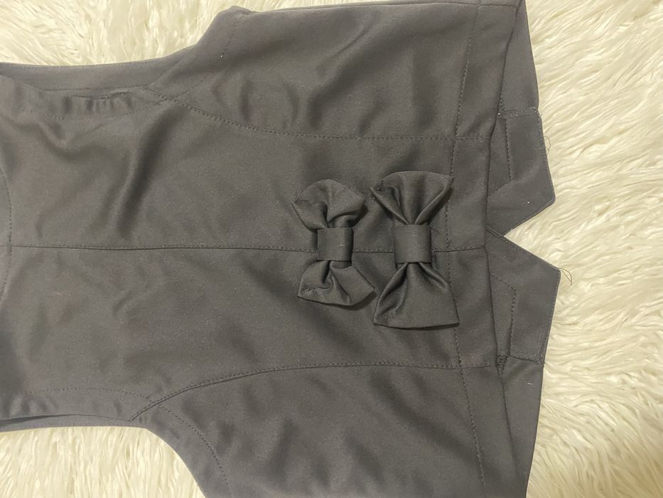 Vesta neagra si pantaloni raiat portocalii