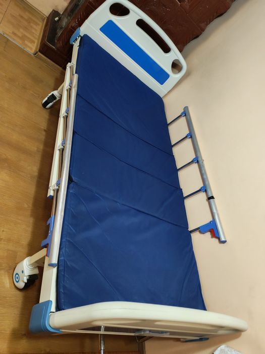Pat medical reglabil cu roti, bare laterale, masuta si stativ perfuzii