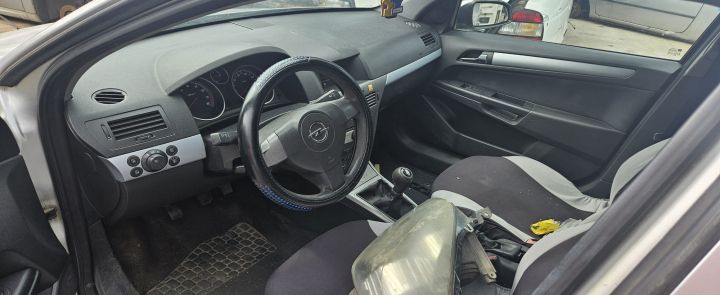 Fuzeta fata stanga Opel Astra 2006 1.6 MT (105 hp)