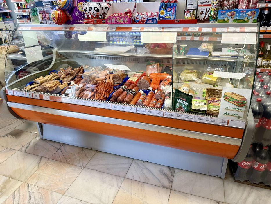 Vitrina mezeluri lactate