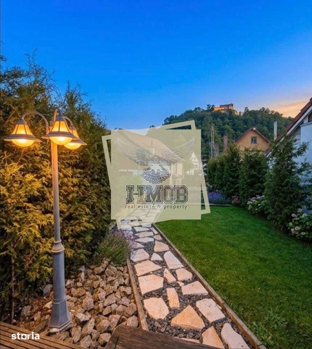 Casa ultracentrala complet renovata 6 camere 3 bai Cisnadioara