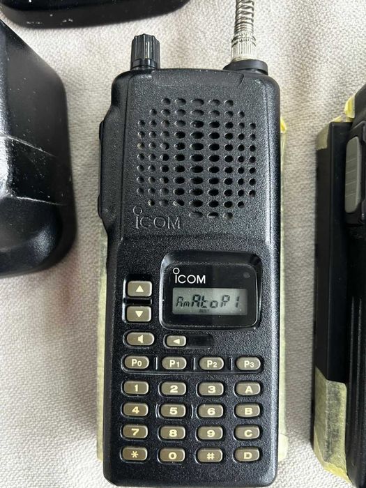 Vând 2 stații portabile Icom IC-F3 profesionale VHF