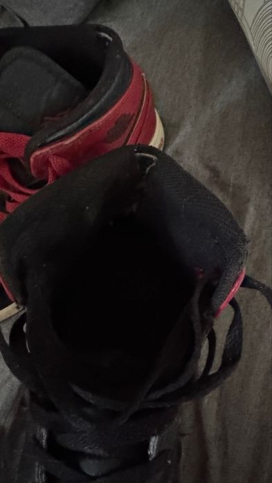 Jordan 1Mid Black+Red