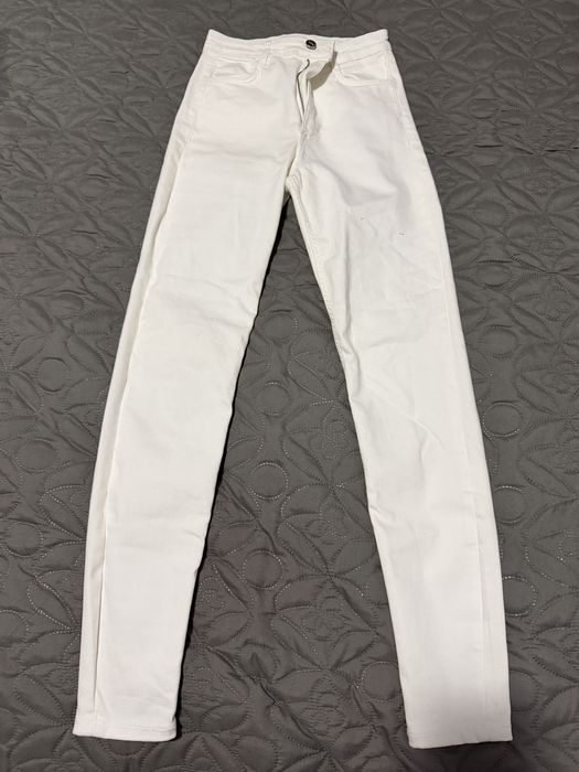 Бели тесни панталони на Zara