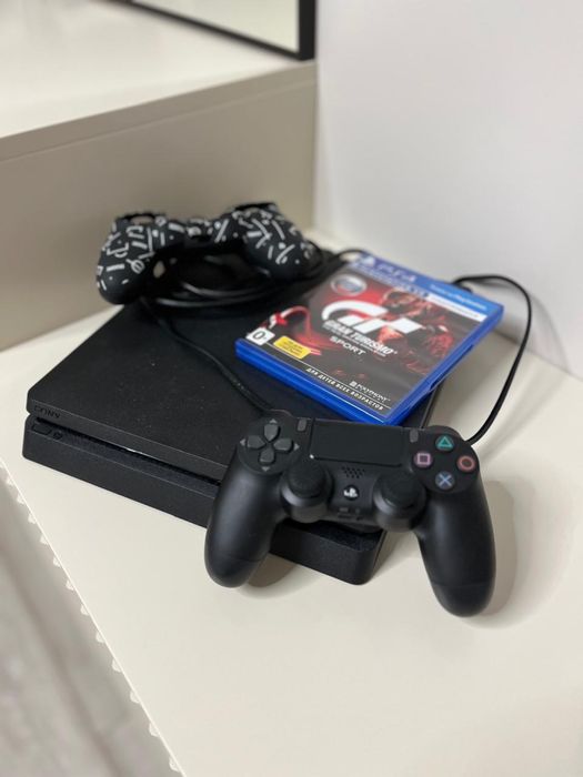 Пластейшн 4  в хорошем состаяний