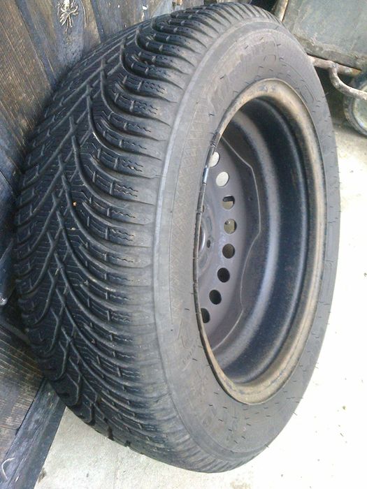 Продавам почти нови зимни гуми на стоманени джанти