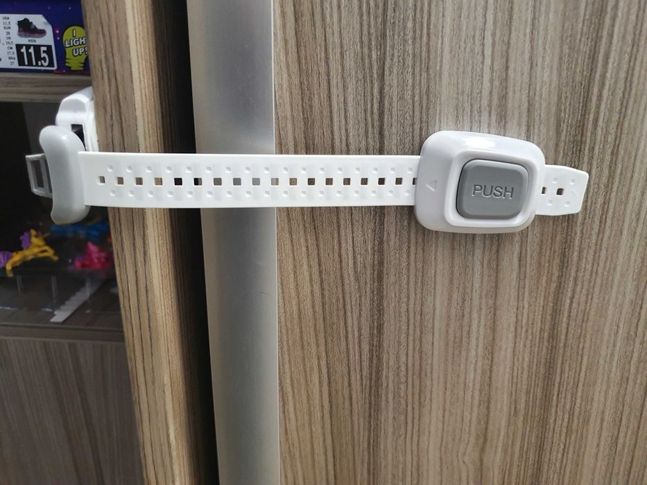 Protectii sertare si dulapuri pentru copii