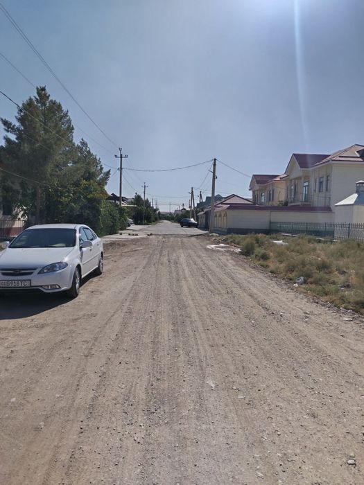 Гулистон -3 да 6 сотихли ховли  поликлиника олдида