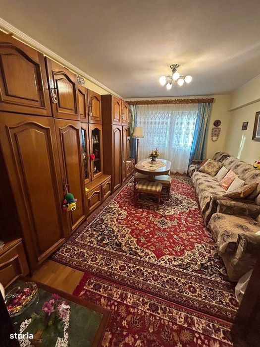 De vanzare apartament cu 3 camere,balcon,debara, renovat