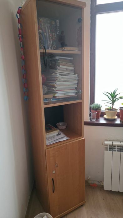 Продается офисные столы, стулья, палас, зеркало, шкаф.