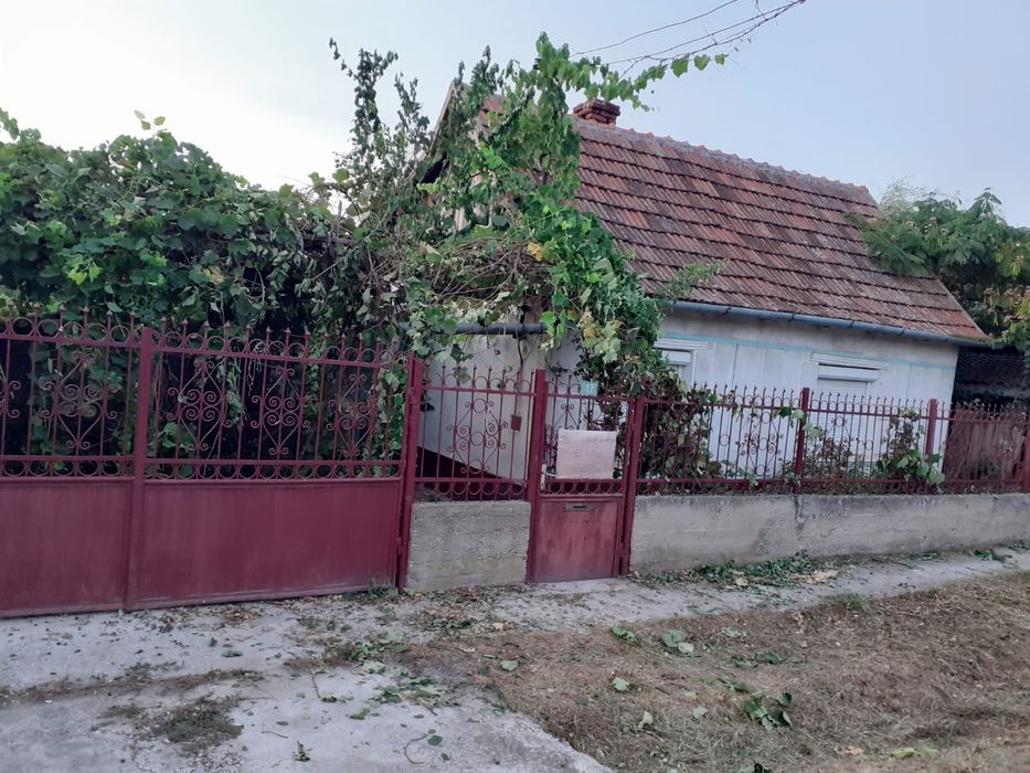 Vând casă cu teren