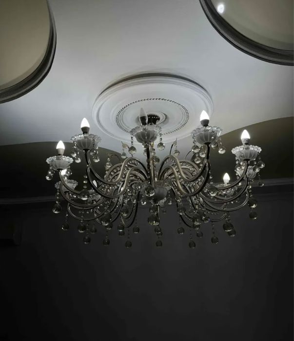 Люстра золотистого цвета