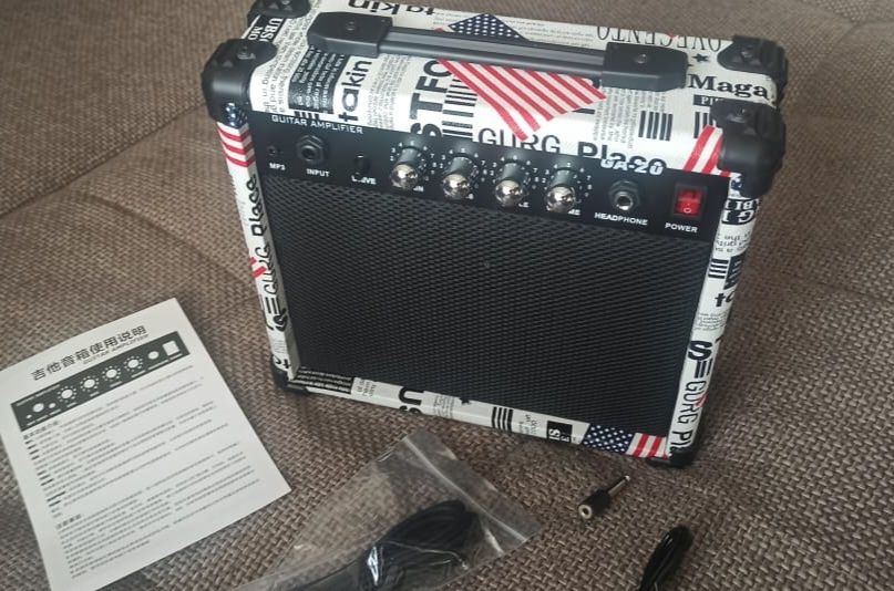 Fender Stratocaster с хамбакером и двумя синглами, комбоусилитель.