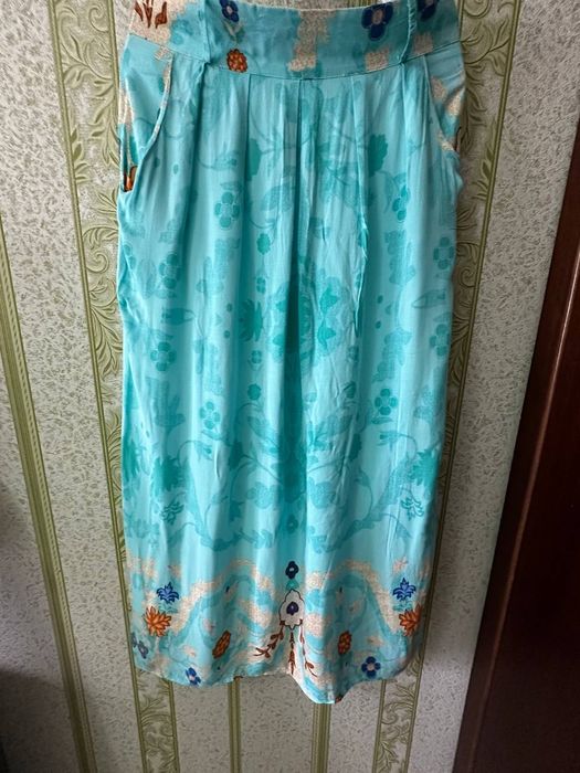 Юбка с футболкой.