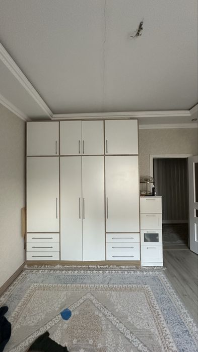 Большой белый шкаф