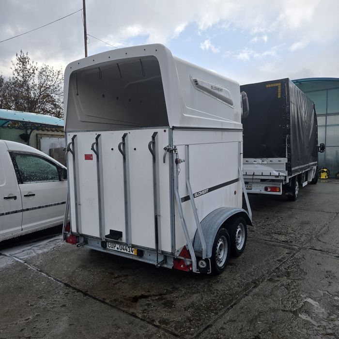 Ремарке-каравана за два коня