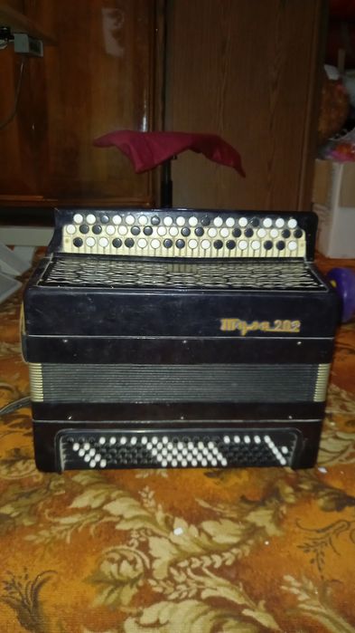 Garmon sotiladi garmoshka