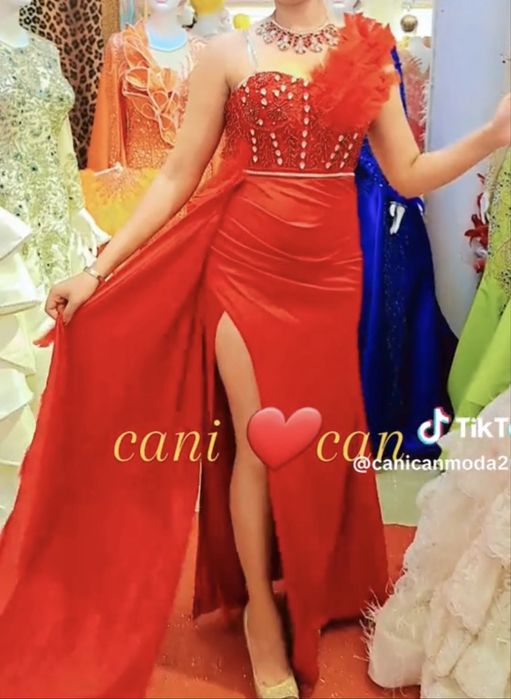 Ефектна червена рокля с цепка и камъни