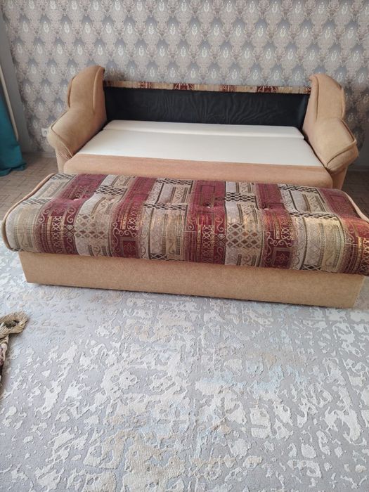 Шкафы для одежды и диван для гостей