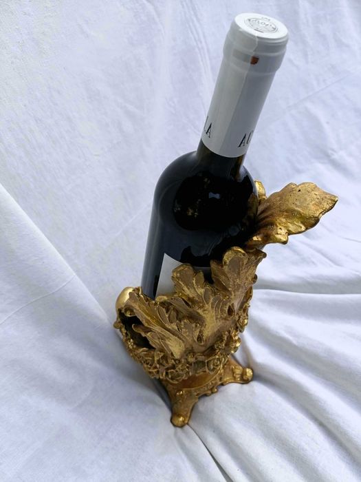 Suport sticla de vin model baroc in foita de aur