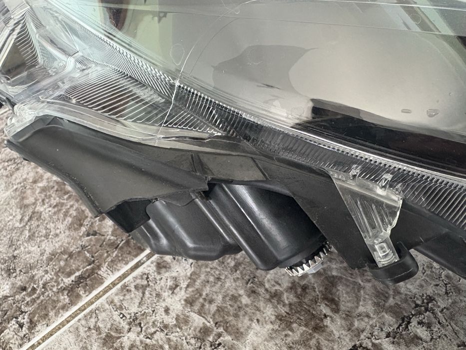 Ляв фар за Тойота Ярис / Toyota Yaris 2019-