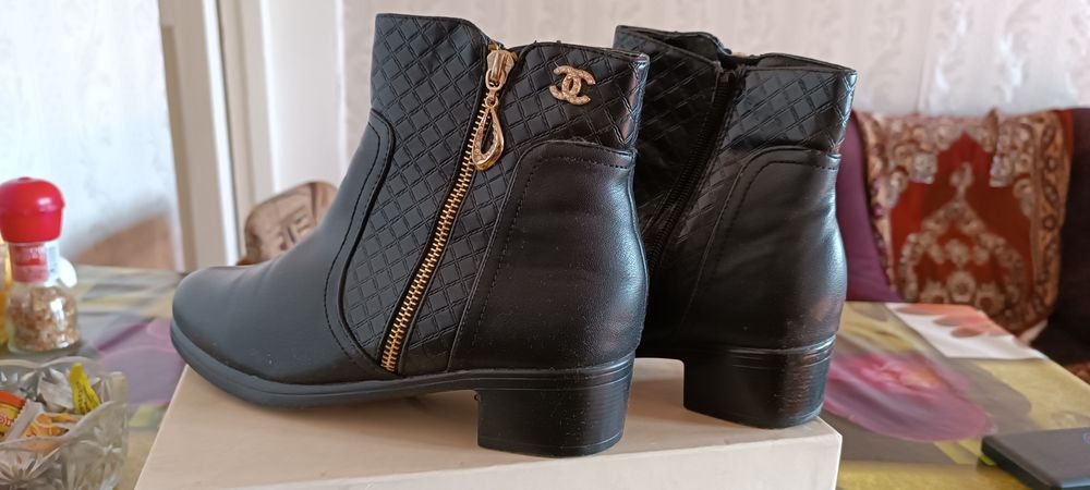 Ботфорты, проусапожки и ботинки черные кожаные