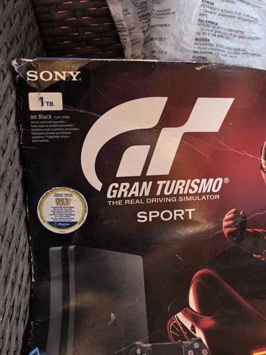 PS 4, 1 TB + 2 джойстика