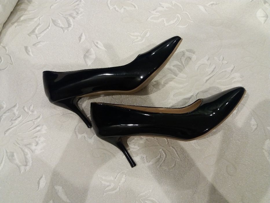 чисто нови официални обувки черен лак с 8см. ток размер 40_60лв.