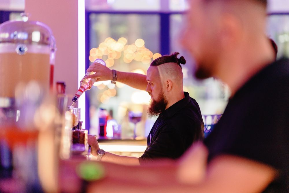 Cocktail bar mobil alcoolic / tort de shot-uri /trabuc / cigar bar