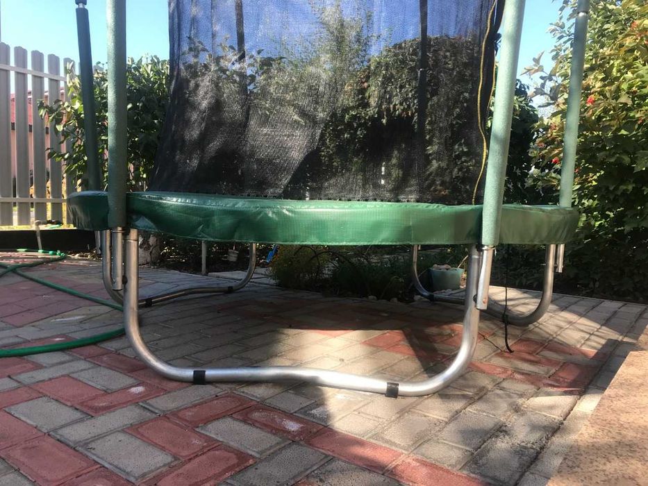 Батут с защитной сеткой